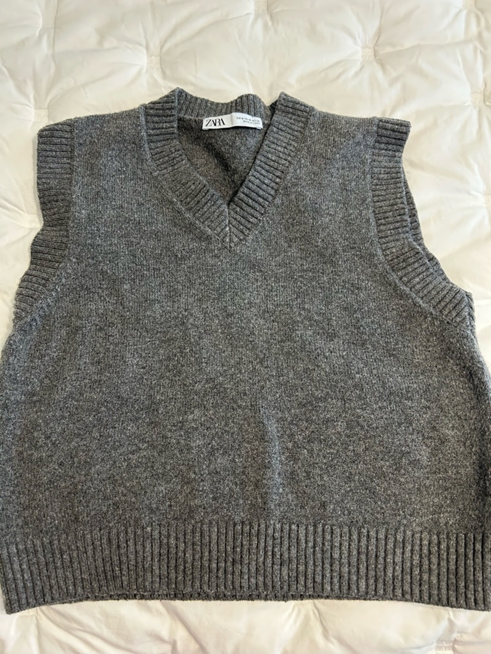 ZARA Gray V-Neck Sleeveless Knit Sweater Vest size M